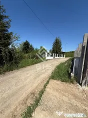 Teren de 12 ari cu panoramă asupra orașului 