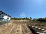 Teren de 12 ari cu panoramă asupra orașului