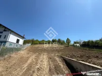 Teren de 12 ari cu panoramă asupra orașului