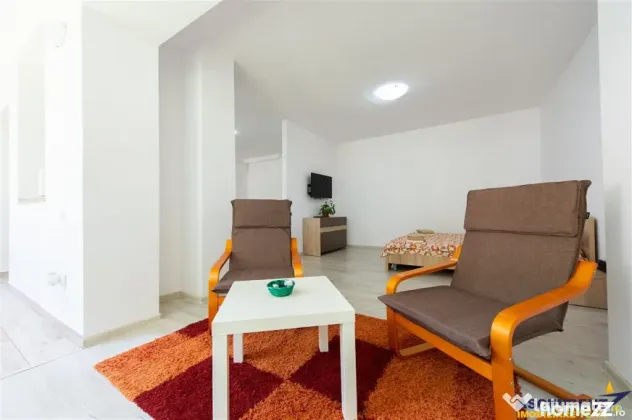 Apartament la casa, curte si acces propriu, loc parcare, Par