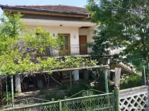 Casa de renovat si teren de vanzare inclusiv piscina Domnesti