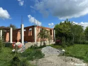 Teren 550 mp cu constructie la rosu