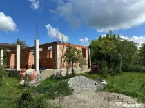 Teren 550 mp cu constructie la rosu