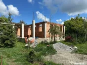 Teren 550 mp cu constructie la rosu