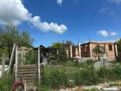 Teren 550 mp cu constructie la rosu