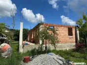 Teren 550 mp cu constructie la rosu