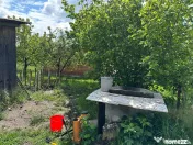 Teren 550 mp cu constructie la rosu