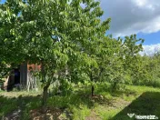 Teren 550 mp cu constructie la rosu