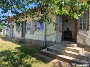 Casa traditionala, cu 2.000mp teren roditor, Izvoarele, Prah 