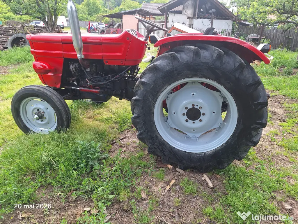 Tractor Universal 445, cutie de viteze cu 2 manete, servo direcție pe Danfus