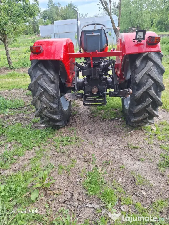 Tractor Universal 445, cutie de viteze cu 2 manete, servo direcție pe Danfus