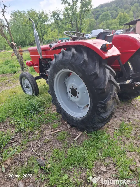 Tractor Universal 445, cutie de viteze cu 2 manete, servo direcție pe Danfus