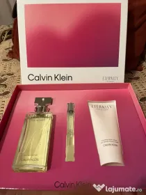 Vând set de parfum și loțiune parfumată pentru corp Calvin Klein Eternity