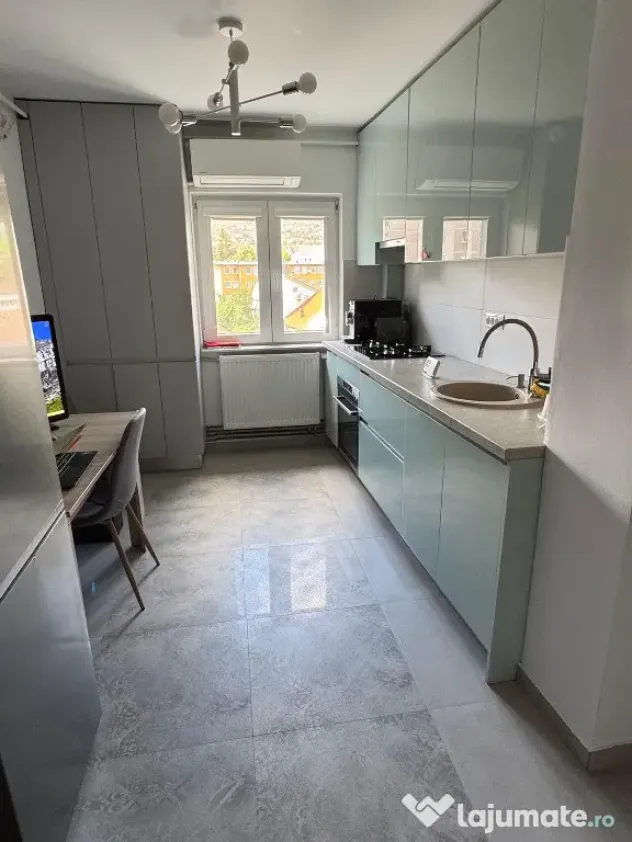 Vand apartament 2 camere decomandat Deva, I. Maniu, et 3, mobilat