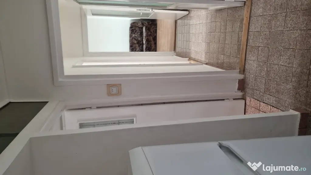 Inchiriez apt 3 camere semidecomandat Casa de Cultura