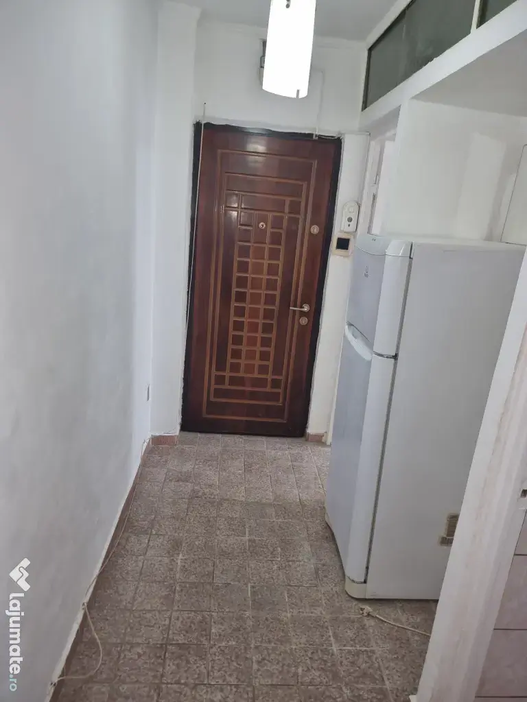 Inchiriez apartament 3 camere semidecomandat Casa de Cultura
