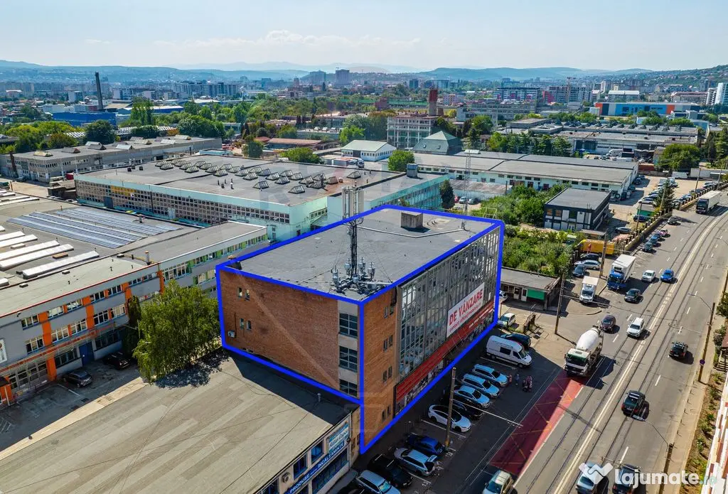 Clădire de vânzare cu showroom la parter în zona Nord-Est
