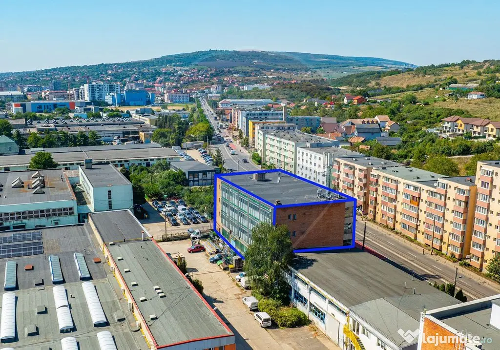 Clădire de vânzare cu showroom la parter în zona Nord-Est