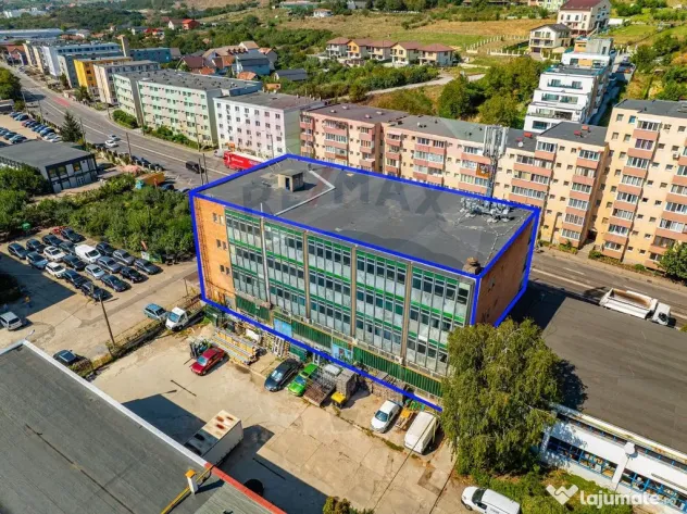 Clădire de vânzare cu showroom la parter în zona Nord-Est