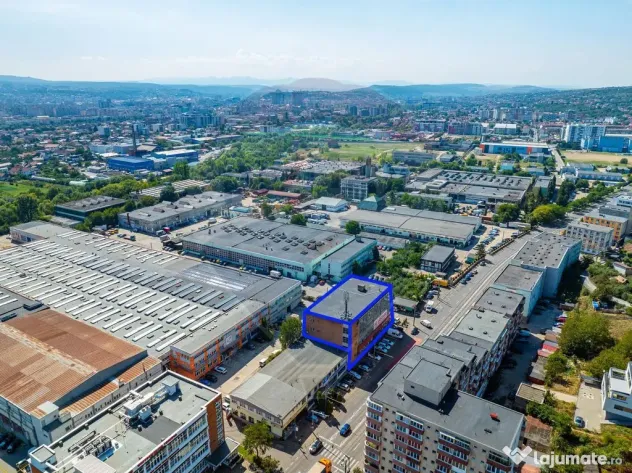 Clădire de vânzare cu showroom la parter în zona Nord-Est