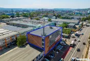 Clădire de vânzare cu showroom la parter în zona Nord-Est