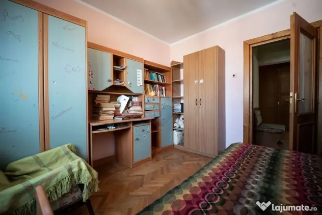 Apartament cu 4 camere de vânzare în zona Central