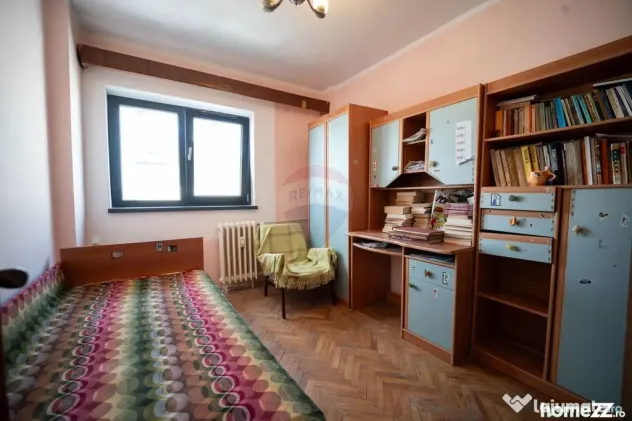 Apartament cu 4 camere de vânzare în zona Central