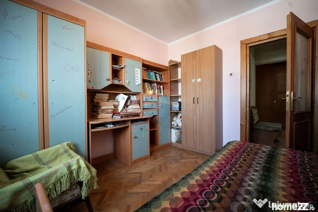 Apartament cu 4 camere de vânzare în zona Central