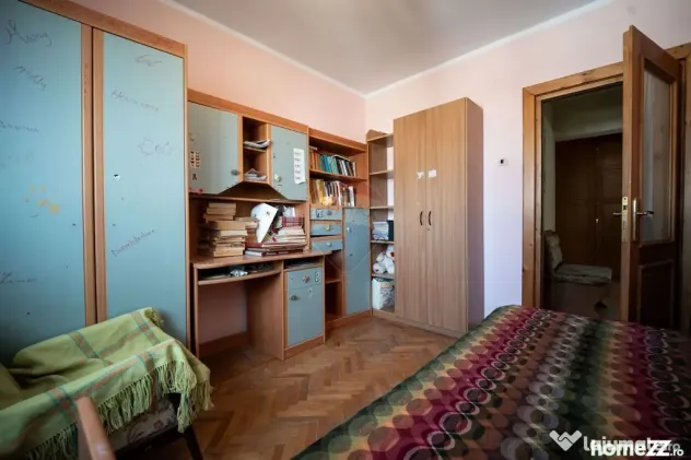 Apartament cu 4 camere de vânzare în zona Central