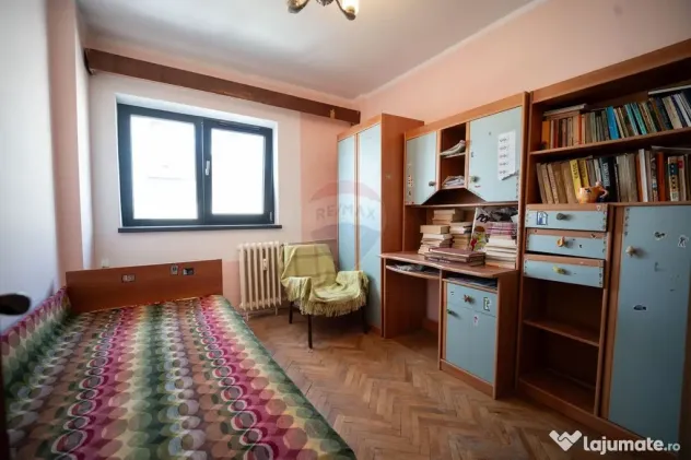 Apartament cu 4 camere de vânzare în zona Central
