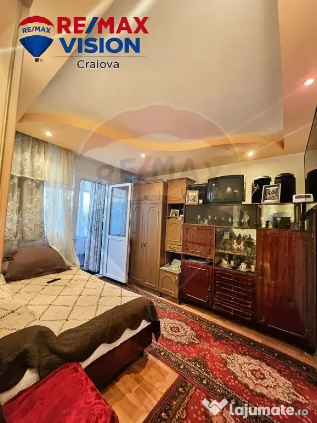 Apartament cu 3 camere de vânzare în zona Craiovita Noua