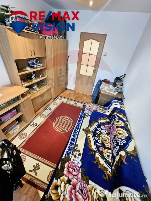 Apartament cu 3 camere de vânzare în zona Craiovita Noua