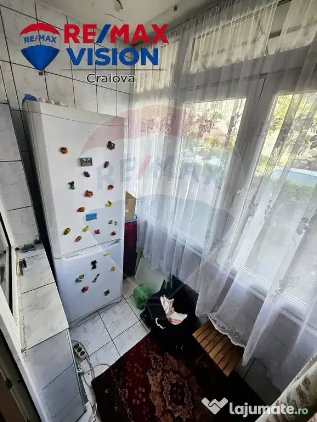 Apartament cu 3 camere de vânzare în zona Craiovita Noua