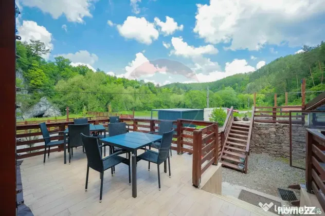 Pensiune cu 6 camere și restaurant de vânzare în Șunc...