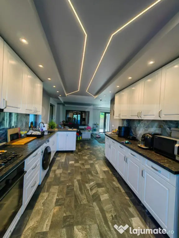 Casa de vanzare, 220 mp, zona Visani