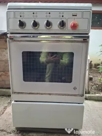 Aragaz mai vechi, stare bună, bine păstrat, perfect functional, culoare albă
