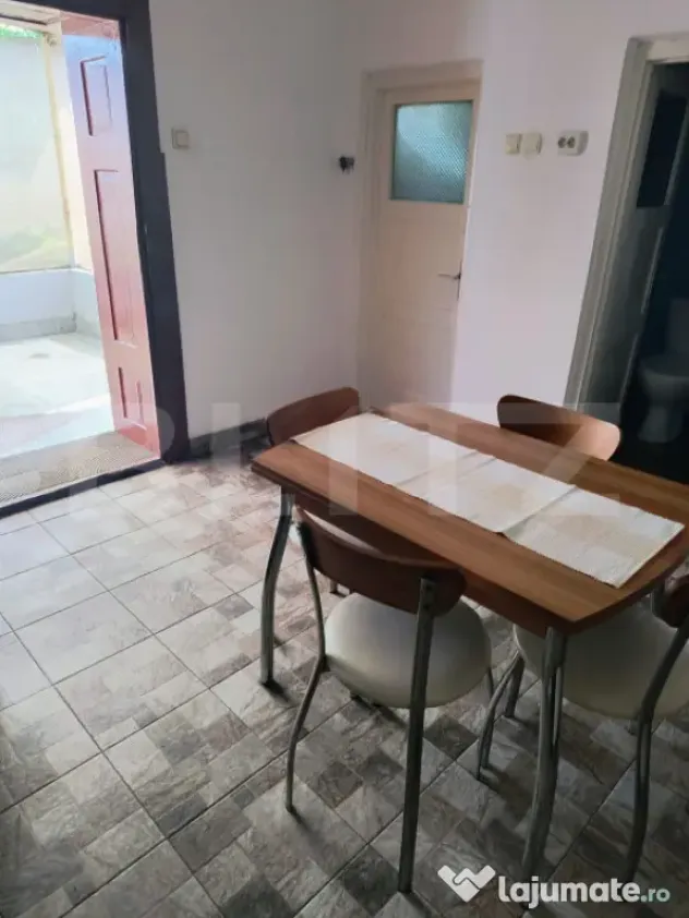 CASA DE VANZARE, IN CENTRUL DEJULUI CU GRADINA IMPRESIONANTA