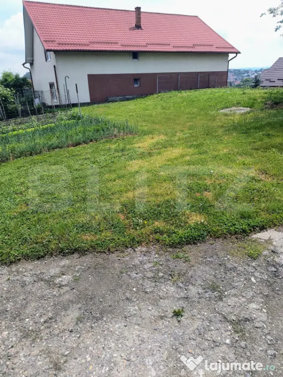CASA DE VANZARE, IN CENTRUL DEJULUI CU GRADINA IMPRESIONANTA