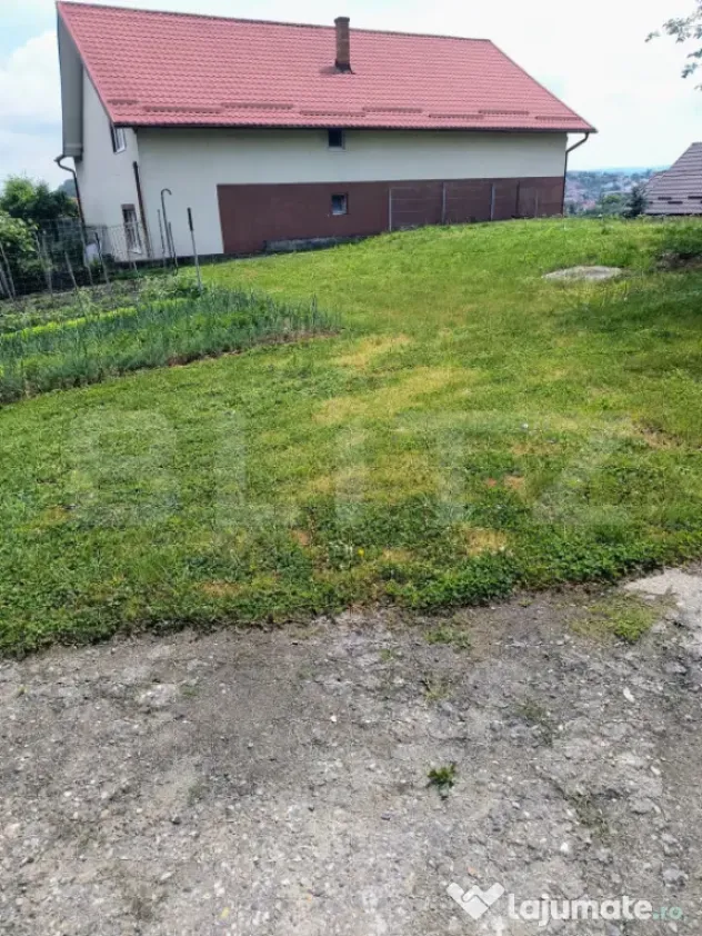 CASA DE VANZARE, IN CENTRUL DEJULUI CU GRADINA IMPRESIONANTA