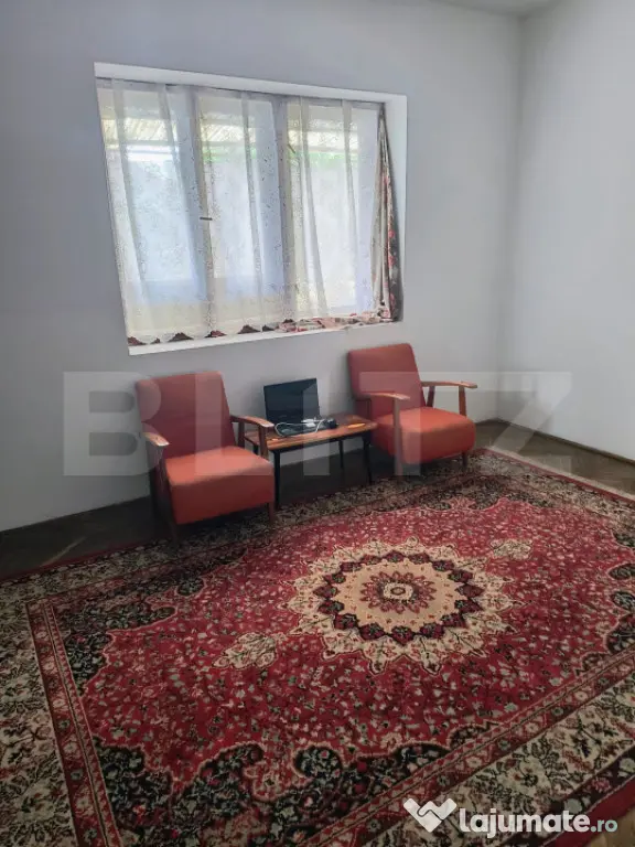 CASA DE VANZARE, IN CENTRUL DEJULUI CU GRADINA IMPRESIONANTA