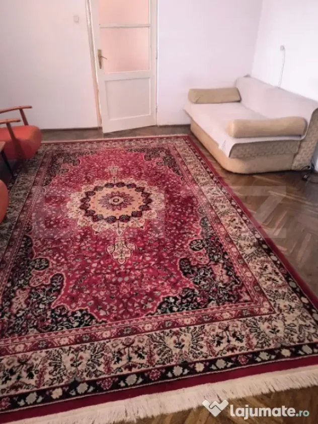 CASA DE VANZARE, IN CENTRUL DEJULUI CU GRADINA IMPRESIONANTA