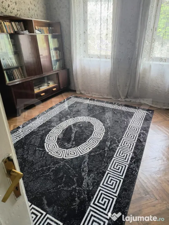 CASA DE VANZARE, IN CENTRUL DEJULUI CU GRADINA IMPRESIONANTA