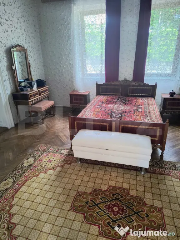 CASA DE VANZARE, IN CENTRUL DEJULUI CU GRADINA IMPRESIONANTA