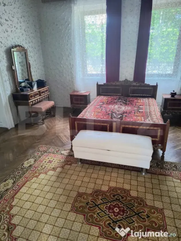 CASA DE VANZARE, IN CENTRUL DEJULUI CU GRADINA IMPRESIONANTA