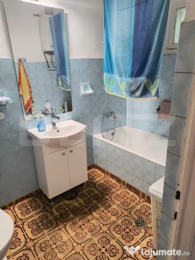 CASA DE VANZARE, IN CENTRUL DEJULUI CU GRADINA IMPRESIONANTA