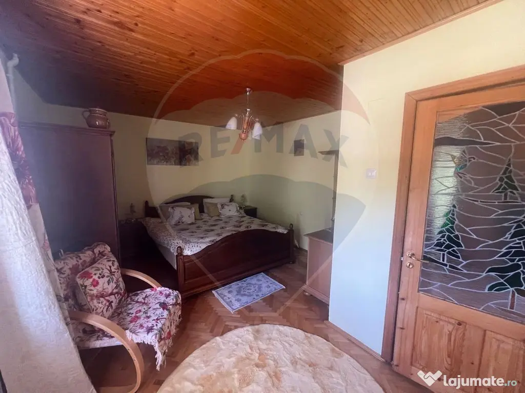 Casă / Vilă 10 camere Lepsa