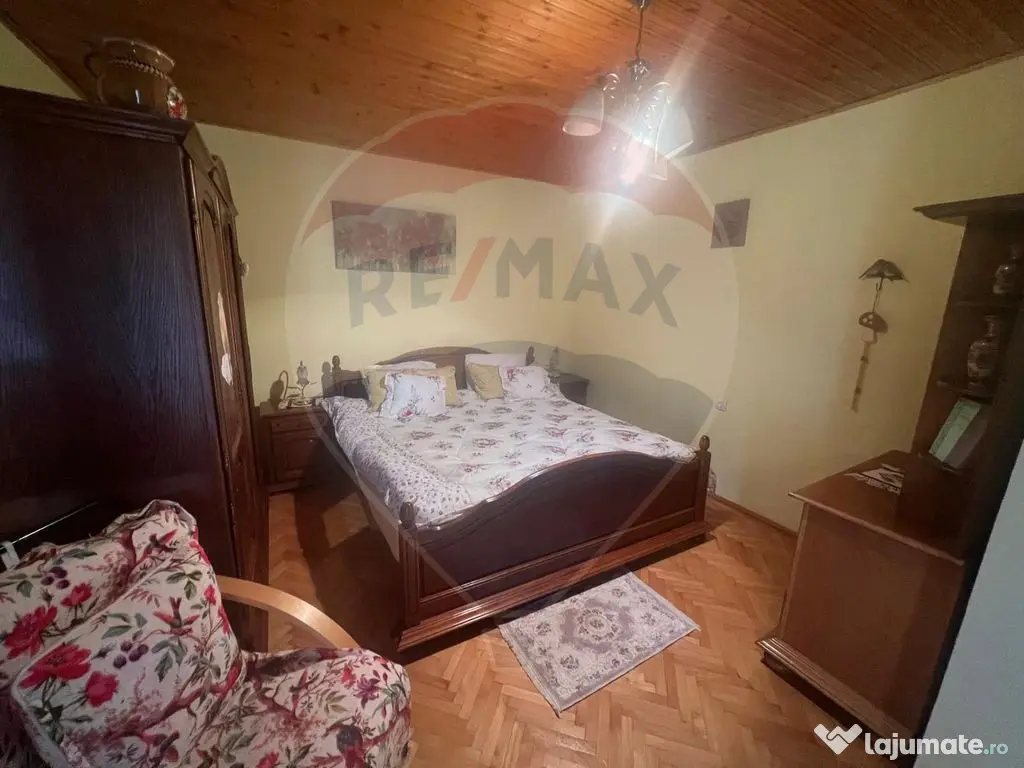 Casă / Vilă 10 camere Lepsa