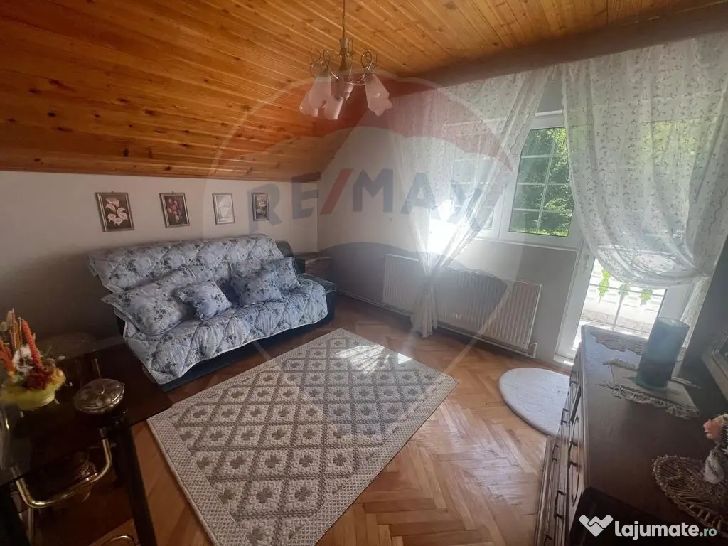 Casă / Vilă 10 camere Lepsa