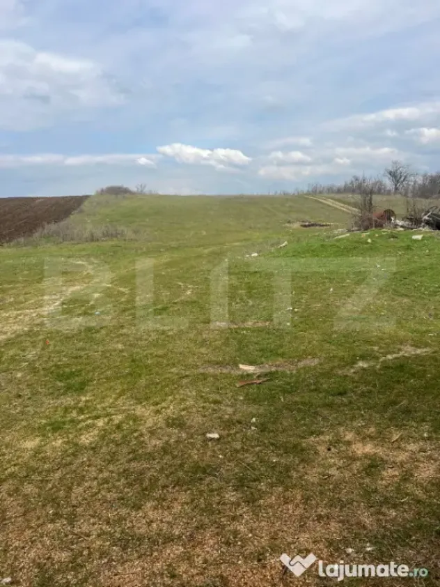 Teren cu casa de vanzare Tuglui, 2200 mp, aproape de padure