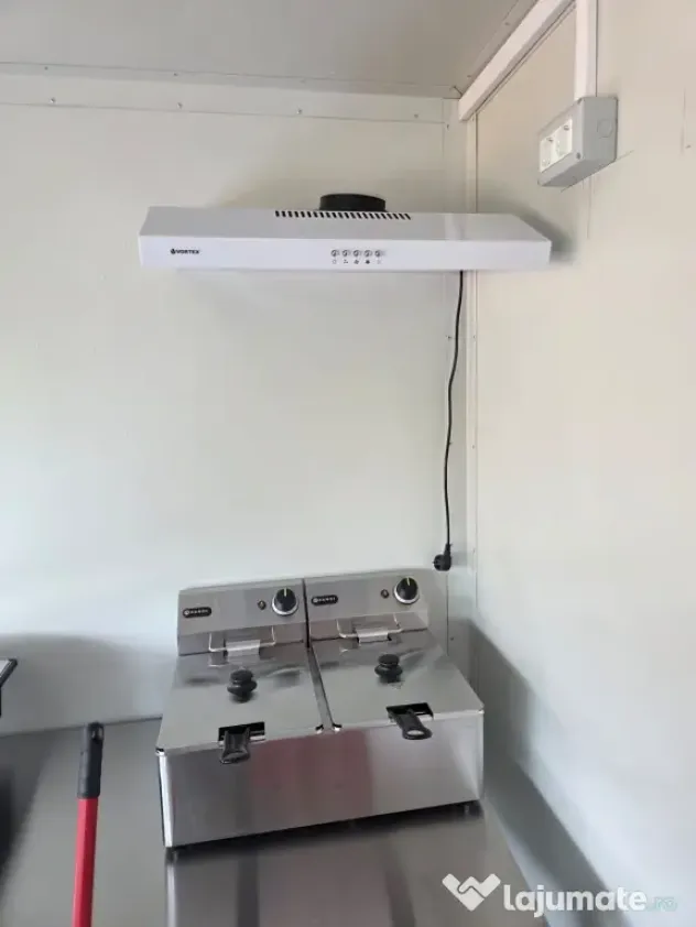 Vând rulotă de tip FastFood